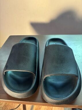 Black Cloud Shower Shoes Non-Slip Slides 
Women’s 9.5 | Dorm Pool Beach